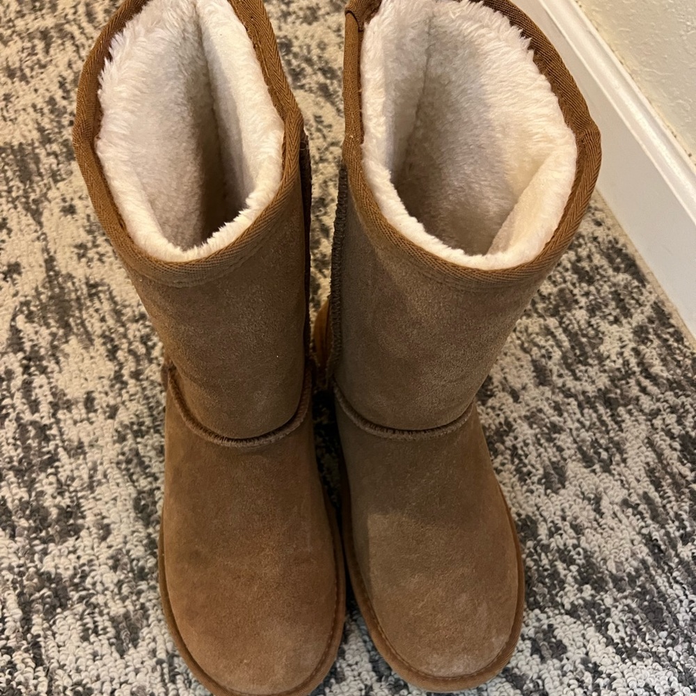 Minnetonka size 10 boots